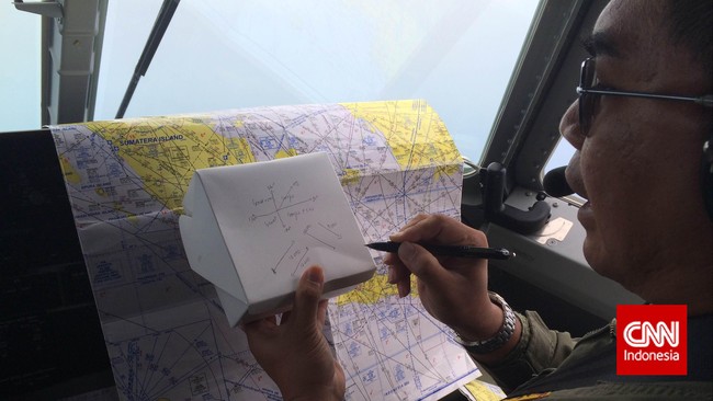 Meski cuaca mendukung tim belum juga menemukan jejak-jejak pesawat yang mengangkut 155 penumpang dengan 7 awak pesawat.