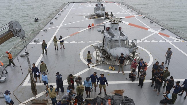 TNI ikut mengerahkan armadanya dalam pencarian AirAsia QZ8501. Di hari kesepuluh evakuasi, baru 39 korban ditemukan dari 162 orang yang ada dalam QZ8501.
