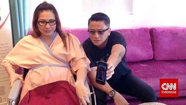 Kehadiran anak pertama bagi pasangan Deswita dan Ferry Maryadi tidak membuat anak Ferry dari pernikahan sebelumnya cemburu.