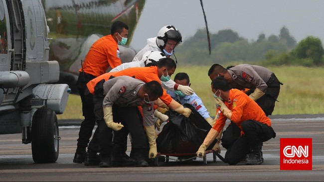 Kepala Basarnas Marsekal Madya FH Bambang Soelistyo mengatakan upaya evakuasi pesawat di hari kedelapan, Minggu (4/1), masih terhambat cuaca buruk.