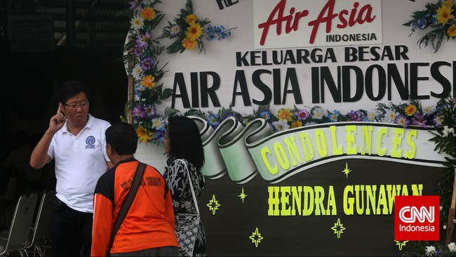 Otoritas Jasa Keuangan menilai penyebab kecelakaan bukanlah karena Indonesia AirAsia melayani penerbangan di hari Minggu, namun faktor eksternal.
