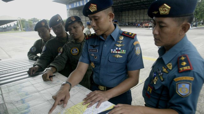 Mabes TNI menduga lokasi pendaratan helikopter yang hilang kontak. Besok Pagi pencarian kembali dilanjutkan.