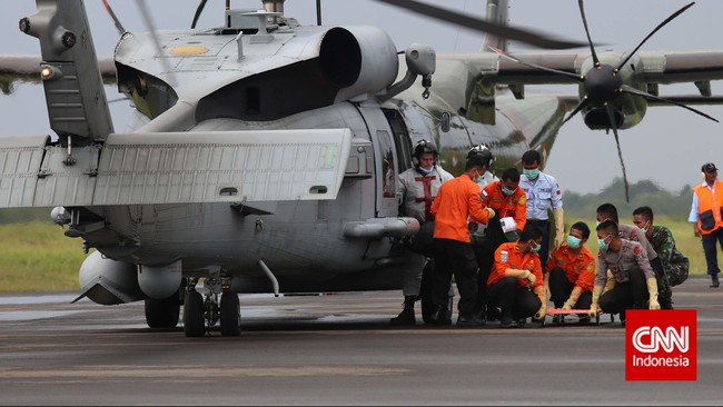 Jenazah yang ditemukan di search area III itu, saat ini sedang dibawa menggunakan kapal laut milik Badan SAR Nasional Kapal Negara 224.