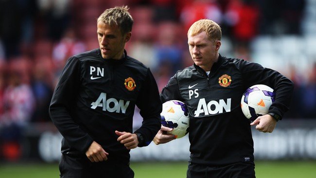 Legenda Manchester United, Paul Scholes, menilai mantan klubnya itu tak usah memasang target menjadi juara terlebih dahulu pada musim depan.