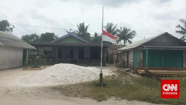 Setelah menggelar doa bersama pada saat pergantian tahun, warga tunjukkan bela sungkawa lewat pemasangan bendera setengah tiang.