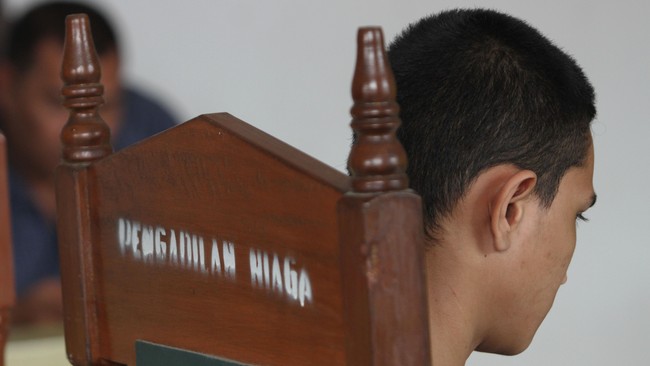 Pegawai negeri sipil bernama Fadli Rahim dilaporkan ke polisi atas tuduhan pencemaran nama baik terhadap Bupati Gowa lewat aplikasi pesan instan Line.
