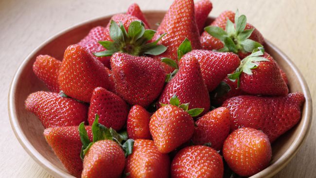 Menurut penelitian, stroberi adalah buah dengan kandungan residu (sisa racun) pestisida tertinggi. Di posisi dua ditempati oleh buah apel.