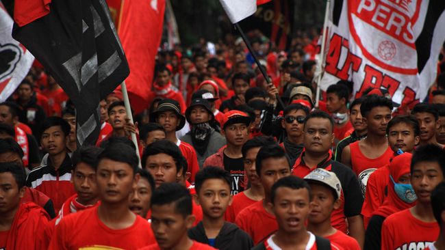 50 Suporter Persis Solo Diamankan Jelang Laga Vs PSIM Jogja Polresta Surakarta menangkap puluhan suporter Persis Solo yang memberikan dukungan di depan Hotel Suka Marem jelang laga melawan PSIM Yogyakarta, Selasa (12/10)