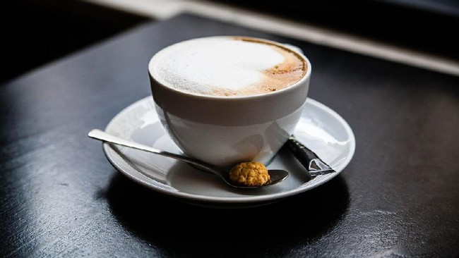 Dalam rekonstruksi di Restoran Olivier, polisi meracik kopi vietnam seperti yang dipesan Mirna. Dua di antaranya dibubuhi sianida, racun yang membunuh Mirna.