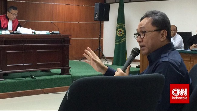 Mantan Menteri Kehutanan Zulkifli Hasan mengaku bertemu dengan tersangka dugaan korupsi ruslag hutan Riau, Anas Maamun, di rumah dinasnya Agustus tahun lalu.