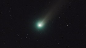 Besok, Langit Dihiasi Gerhana Bulan, Bulan Salju, dan Komet