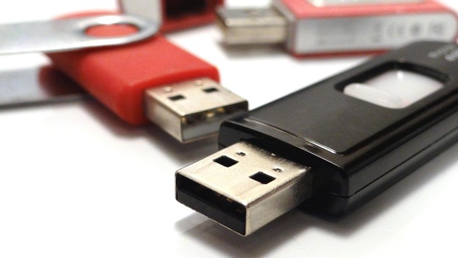Peneliti keamanan Dark Purple mengunggah demo satu flashdisk buatannya yang bisa mematikan komputer jinjing dalam hitungan detik.