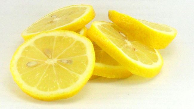 Ada begitu banyak orang menggunakan lemon sebagai ritual kecantikan rumah karena dua alasan, untuk memutihkan dan mengencangkan kulit.