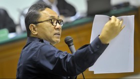 Zulkifli Hasan Cibir Gulat Manurung Soal Korupsi Hutan
