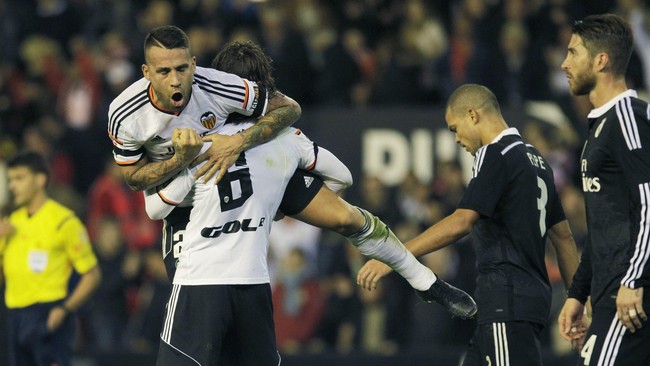 Real Madrid memulai tahun 2015 dengan hasil buruk setelah dikalahkan Valencia 1-2 dalam lanjutan liga Spanyol. Rekor kemenangan beruntun Madrid pun terhenti.