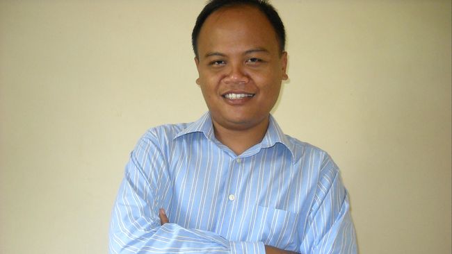 Sehari-hari mengenakan jas putih dan mengobati pasien, membuatnya tak tampak berbeda dari dokter lain. Namun, dialah dokter paling populer di dunia maya.