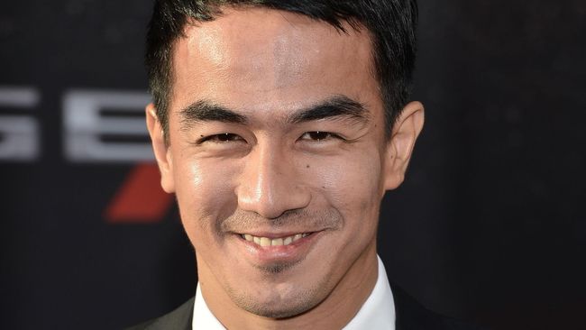 Joe menjadi alien bernama Manas, beradu akting dengan Idris Elba. Kostum dan riasannya berbobot tujuh kilogram. Delapan kilogram jika berkeringat.