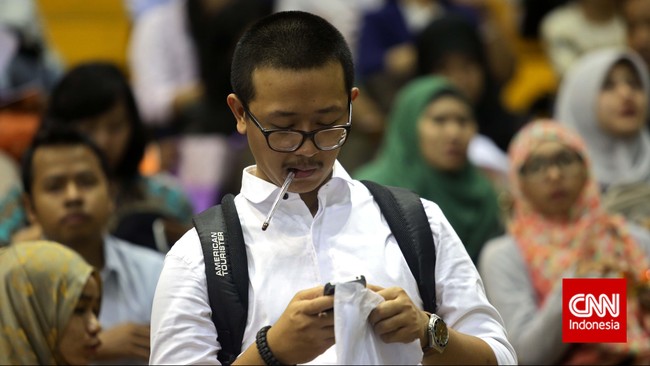 Dirumahkannya ratusan ribu pekerja tak lepas dari pemangkasan belanja modal perusahaan menyusul anjloknya harga minyak dunia.