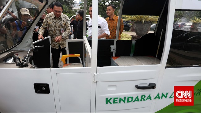 "Kita lagi kaji mau batasin semua umur mobil di Jakarta. Misalnya mobil maksimal usianya 10 tahun," kata Ahok. 