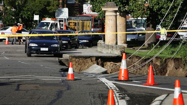 Jembatan yang menghubungkan Palermo dengan Agrigento diduga roboh karena penurunan permukaan tanah. Beruntung tidak ada korban jatuh dalam insiden itu.
