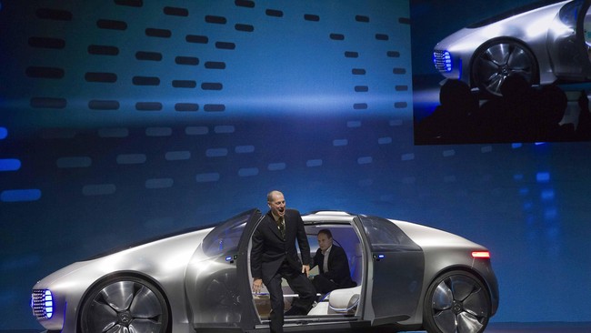 Daimler dan Qualcomm menjalin kemitraan untuk mengembangkan teknologi agar daya mobil pintar listrik dapat diisi ulang tanpa koneksi kabel.