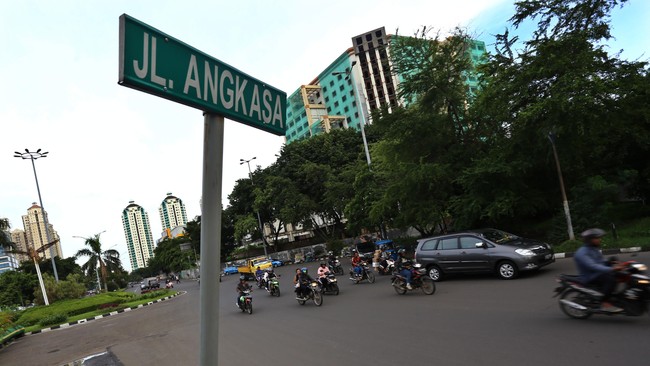 Ahok sebut kemungkinan meluaskan area pelarangan sepeda motor hingga ke kawasan Senayan atau Blok M.