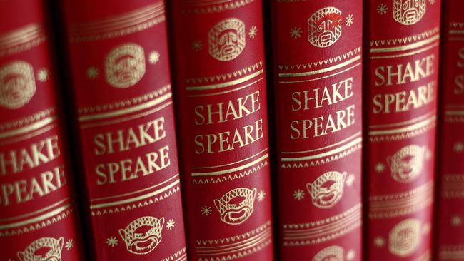Profesor Studi Literatur QUT Glen Thomas mengatakan, jika masih hidup, Shakespeare bisa jadi penulis naskah serial populer Game of Thrones. 