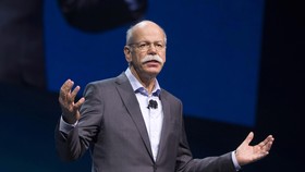 Mercedes Benz Buka Peluang Kerja Sama dengan Apple dan Google