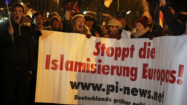 Polisi kota Dresden mengatakan jumlah pengunjuk rasa anti-Islam di kota itu turun setelah pemimpinnya mundur akibat berselfie gaya Hitler dan diselidiki aparat.