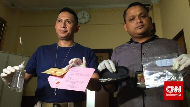 Ari juga dinyatakan positif menggunakan narkoba. Ia ditangkap bersama satu paket sabu dan alat hisap.