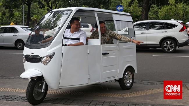 Ahok membantah kebijakan pelarangan sepeda motor melintas di jalan utama ibu kota menguntungkan pengguna mobil. 