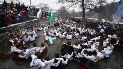 Rayakan Epifani, Warga Bulgaria Menari di Dalam Air Es - Foto 2