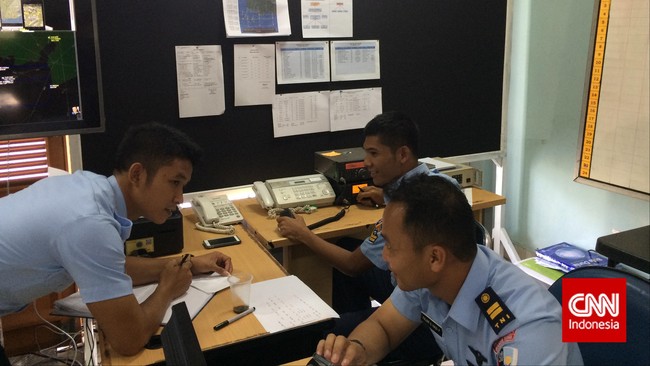 Lebih dari setengah hari harus mendengar bisingnya radio. Tak boleh lengah karena nasib awak pesawat jadi taruhan. Begitu koneksi radio terhalang, panik datang.