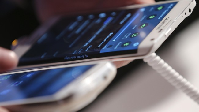 Kemenkominfo tetapkan Indosat, Tri, dan XL yang berhak menjadi peserta seleksi lelang frekuensi 2,1 GHz.