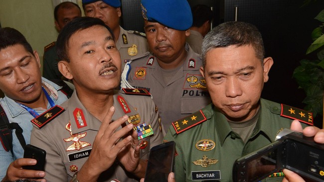 Selain pelantikan Brigjen Idham, dilakukan juga serah terima jabatan Kapolda Riau Brigjen Supriyanto digantikan Brigjen Zulkarnain.