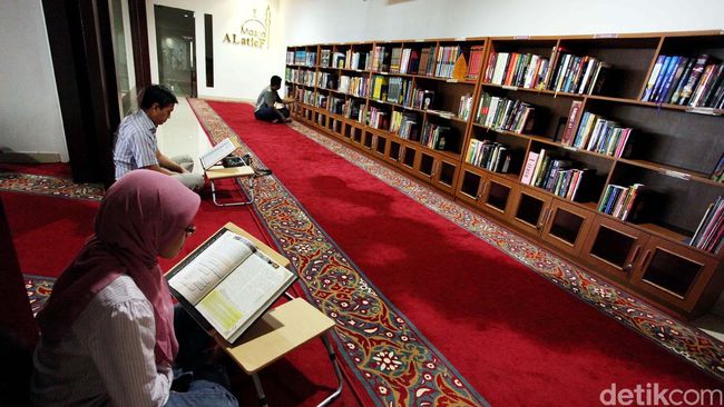 "Bicara tren, di toko buku tempat tertinggi masih di tempat buku agama dan anak," ujar Lucya Andam Dewi, Ketua IKAPI. Setelah itu baru novel dan nonfiksi.