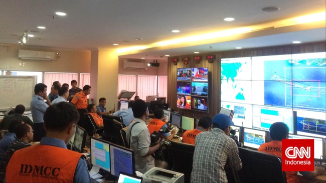 Dalam ruangan Indonesia Mission Control Centre (IDMCC) yang dilengkapi belasan komputer pendeteksi bencana, Basarnas memantau bencana di seluruh Indonesia.