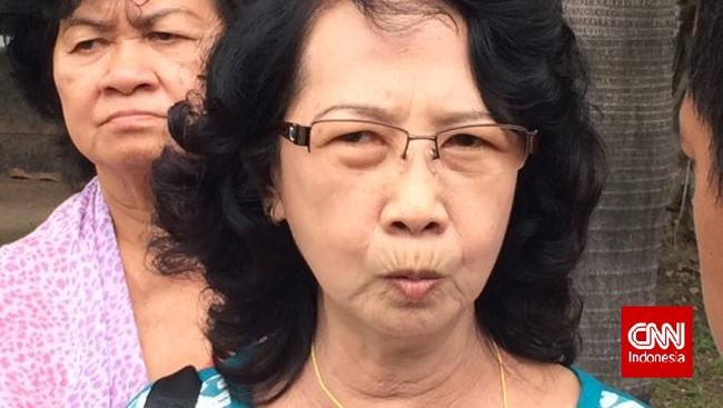 Sudah memasuki hari kesepuluh pencarian korban AirAsia QZ8501 dan nenek Leoni berharap bisa memberikan kecupan terakhir ke keluarganya.