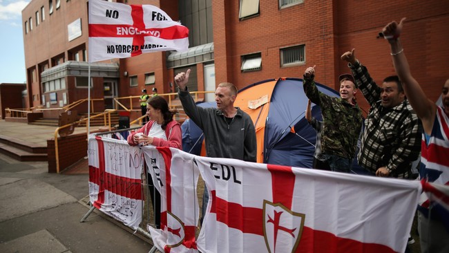 Di Inggris, gerakan anti-Muslim bernaung di bawah EDL, English Defence League, organisasi sayap kanan yang kerap memprotes imigran dan Muslim.