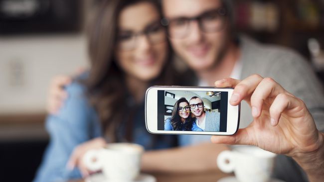 “Orang dengan hobi fotografi akan lebih mudah memajang foto karyanya, yang hobi masak juga lebih gampang berbagi foto-foto masakan.”