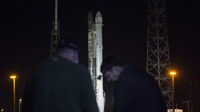 Sebuah roket tanpa awak milik SpaceX sukses meluncurkan satelit telekomunikasi ke orbit Bumi untuk pemerintah Turkmenistan pada Senin, 27 April 2015.