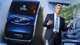 'Desain Jam Tangan Pintar Samsung Jelek'