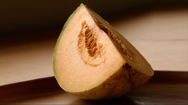Setidaknya 60 orang jatuh sakit dan 12 orang lainnya harus dirawat di rumah sakit karena serangan Salmonella setelah menyantap buah melon kuning potongan.