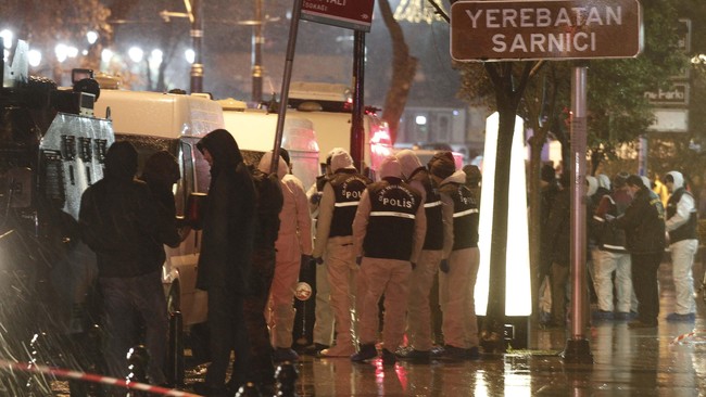 Seorang wanita melakukan bom bunuh diri dengan meledakkan dirinya di sebuah kantor polisi di distrik bersejarah Sultanahmet, Istanbul, Turki.