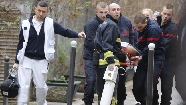 Tiga orang, dua diantaranya bersaudara, diburu oleh polisi Perancis karena diduga menjadi pelaku penembakan di kantor Charlie Hebdo.