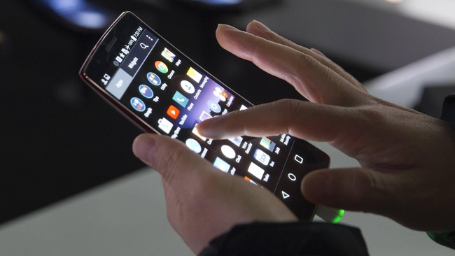 Bila Huawei menggunakan layar lengkung milik Samsung, maka Xiaomi memanfaatkan teknologi layar fleksibel dari LG. Tapi, dengan desain yang berbeda tentunya.