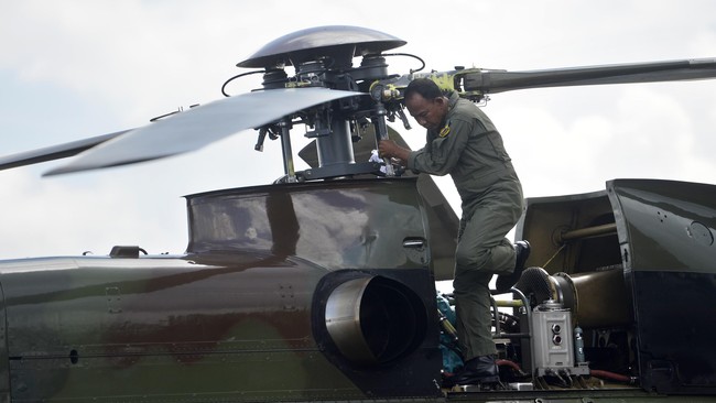 TNI memilih helikopter produksi Italia-Inggris, AgustaWestland AW101, untuk keperluan VVIP. DPR keberatan dan menyodorkan Super Puma buatan PTDI.