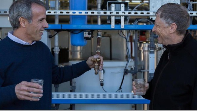 "Ini benar-benar air," ujar Bill Gates setelah menenggak air yang diolah dari kotoran manusia. Ia hendak memberi solusi atas masalah sanitasi di negara miskin.