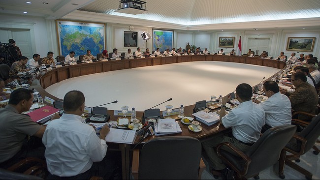 Presiden Joko Widodo menggelar rapat terbatas. Agendanya soal pembangunan rumah untuk rakyat, melemahnya rupiah, dan harga beras.