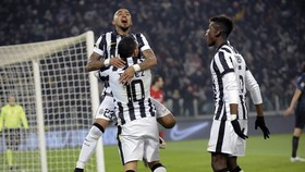 Juventus Lepas Tevez, Pertahankan Pogba-Vidal